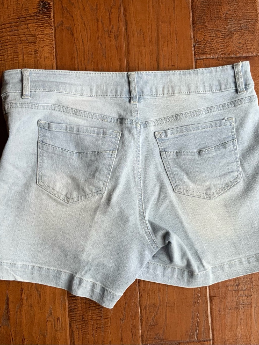D-Jeans Women's Light Blue Denim Shorts - Classic Five-Pocket Style - Picture 4 of 5
